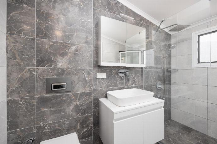 En suite bathroom with shower . - Orka World Villa 2 . (Fotogalerie) }}