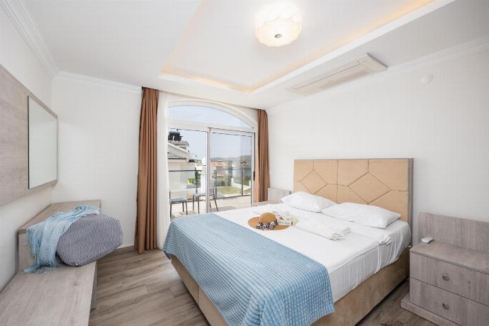 Double bedroom with A/C . - Orka World Villa 2 . (Fotogalerie) }}