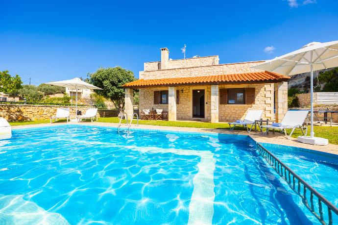 Beautiful villa with private pool and terrace with sea views . - Villa Hara Faragi . (Photo Gallery) }}