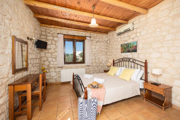 Double bedroom with en suite bathroom and A/C . - Villa Hara Faragi . (Photo Gallery) }}