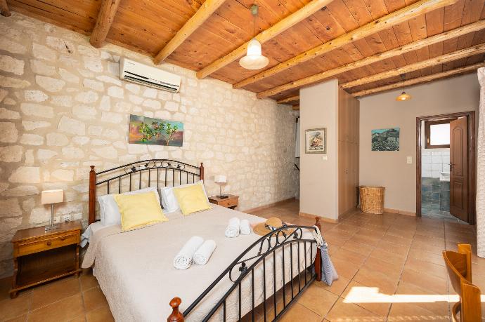 Double bedroom with en suite bathroom and A/C . - Villa Hara Faragi . (Photo Gallery) }}