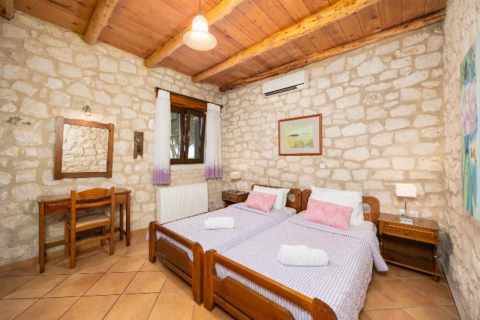 Twin bedroom with A/C . - Villa Hara Faragi . (Photo Gallery) }}