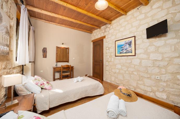 Twin bedroom with A/C . - Villa Hara Faragi . (Photo Gallery) }}