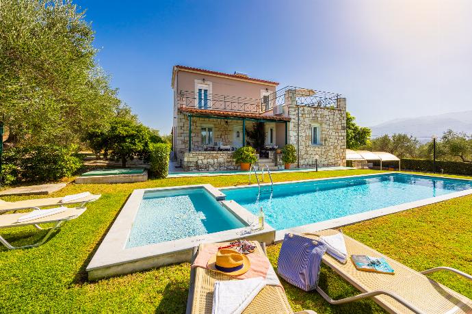 ,Beautiful villa with private pool, terraces, and garden . - Villa Dimitris . (Галерея фотографий) }}