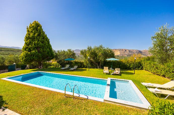 Private pool, terraces, and garden . - Villa Dimitris . (Галерея фотографий) }}