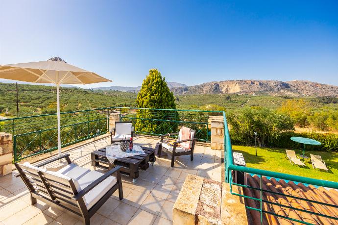 Upper terrace area with views . - Villa Dimitris . (Галерея фотографий) }}