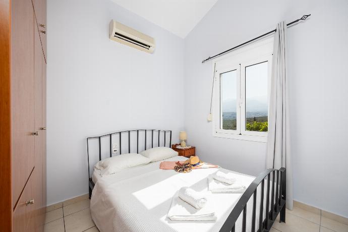 Double bedroom with A/C . - Villa Dimitris . (Галерея фотографий) }}