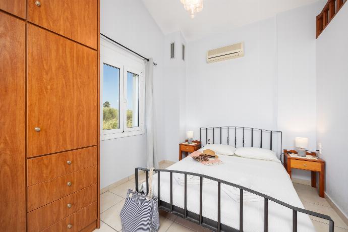 Double bedroom with A/C . - Villa Dimitris . (Галерея фотографий) }}