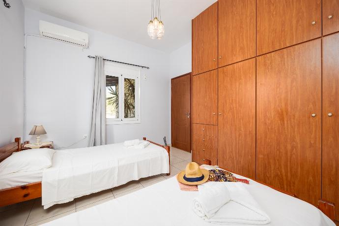 Twin bedroom with A/C . - Villa Dimitris . (Галерея фотографий) }}