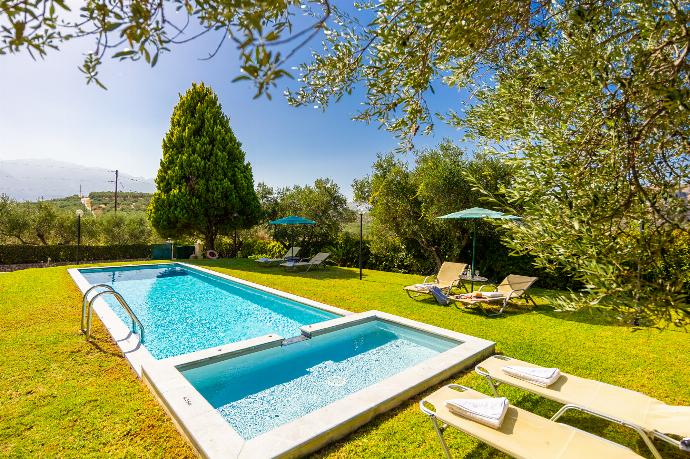 Private pool, terraces, and garden . - Villa Dimitris . (Галерея фотографий) }}