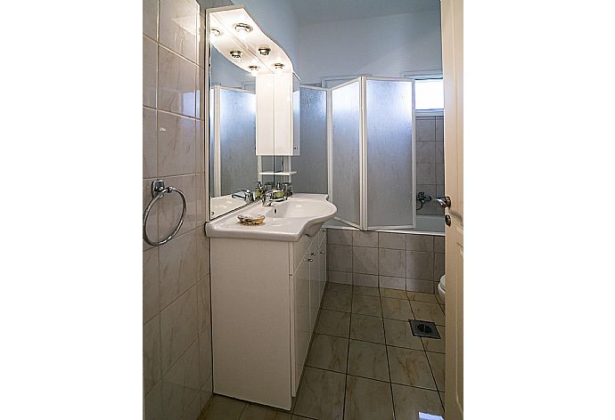 Bathroom with bath and overhead shower . - Villa Melissa . (Photo Gallery) }}