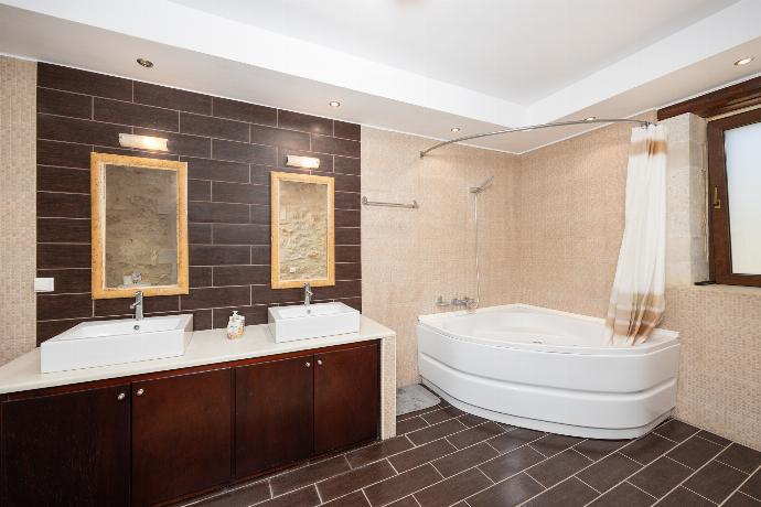 Family bathroom with bath and shower . - Villa Katia Faragi . (Photo Gallery) }}