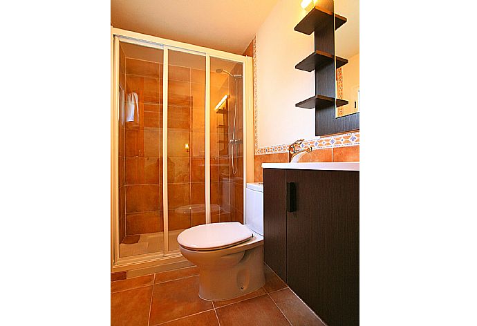 Bathroom with shower . - Villa Isa . (Photo Gallery) }}