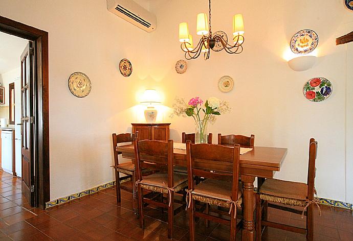 Dining area . - Villa Isa . (Photo Gallery) }}