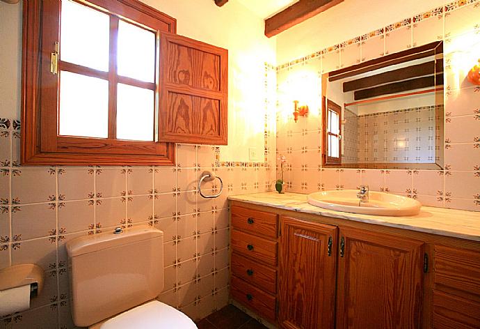 Bathroom . - Villa Isa . (Photo Gallery) }}