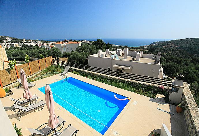 Private pool with terrace and garden area . - Villa Gerani Panorama . (Photo Gallery) }}