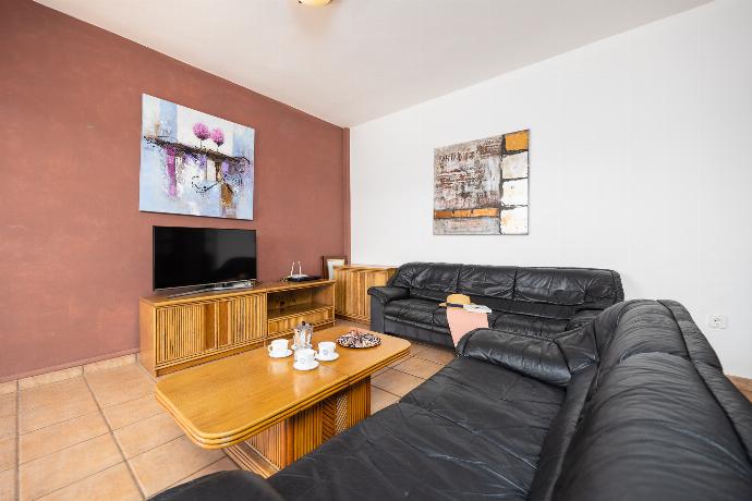 Living room with sofas, dining area, A/C, WiFi internet, and satellite TV . - Villa Gaida . (Galerie de photos) }}