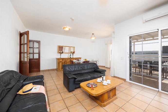 Living room with sofas, dining area, A/C, WiFi internet, and satellite TV . - Villa Gaida . (Galerie de photos) }}