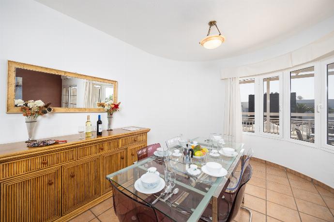 Living room with sofas, dining area, A/C, WiFi internet, and satellite TV . - Villa Gaida . (Galerie de photos) }}