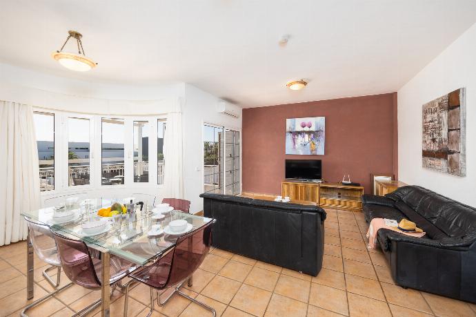 Living room with sofas, dining area, A/C, WiFi internet, and satellite TV . - Villa Gaida . (Galerie de photos) }}