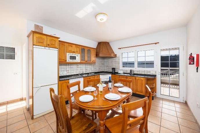 Equipped kitchen with dining area . - Villa Gaida . (Galerie de photos) }}