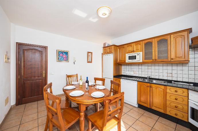 Equipped kitchen with dining area . - Villa Gaida . (Galerie de photos) }}