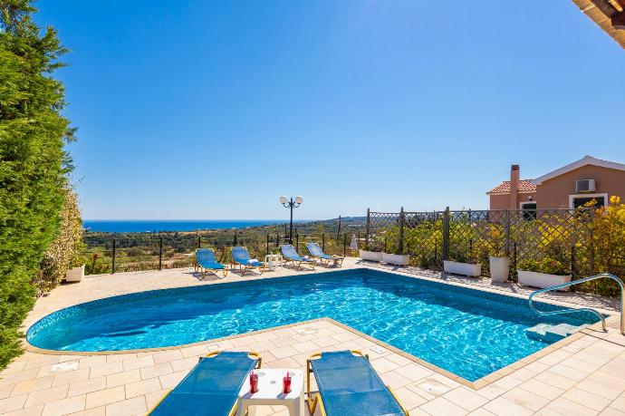 Private pool and terrace with sea views . - Villa Thalia Katerina . (Photo Gallery) }}