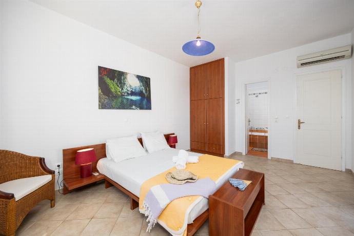 Double bedroom with en suite bathroom, A/C, and sea views . - Villa Thalia Katerina . (Галерея фотографий) }}