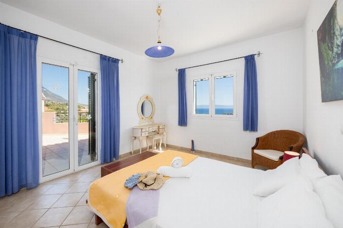 Double bedroom with en suite bathroom, A/C, and sea views . - Villa Thalia Katerina . (Photo Gallery) }}