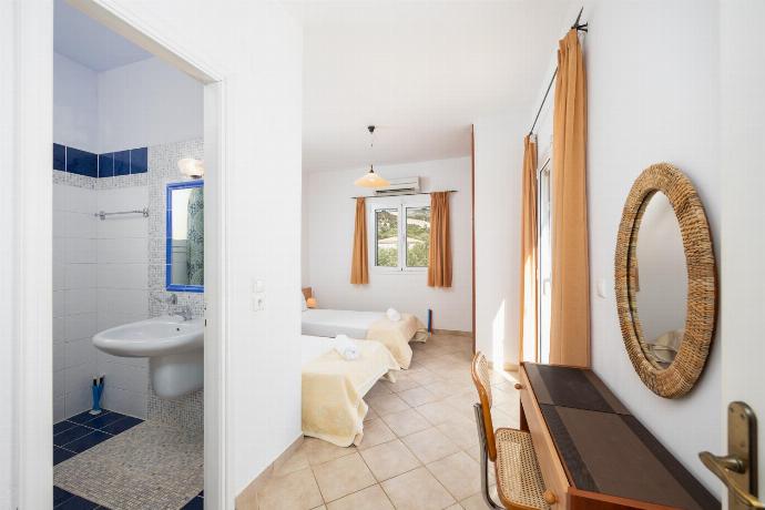 Twin bedroom with en suite bathroom and A/C . - Villa Thalia Katerina . (Photo Gallery) }}