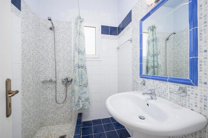 En suite bathroom with shower . - Villa Thalia Katerina . (Photo Gallery) }}