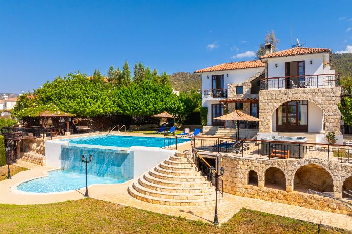 Beautiful villa with private pool, terrace, and garden with sea views . - Villa Ariadne . (Galerie de photos) }}