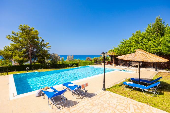 Private pool, terrace, and garden with sea views . - Villa Ariadne . (Galerie de photos) }}