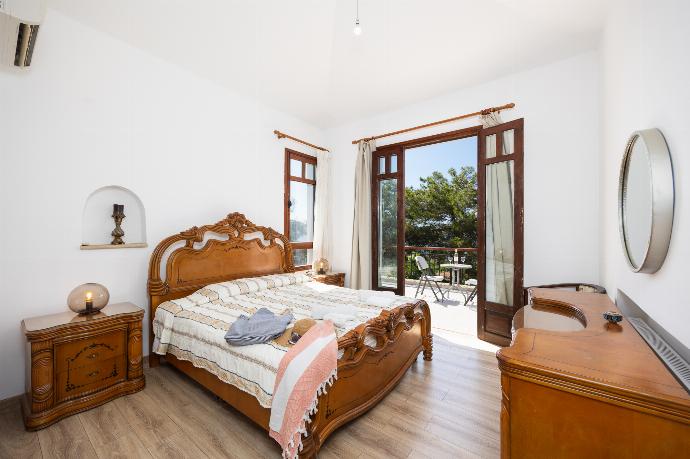 Double bedroom with en suite bathroom, A/C, and sea views . - Villa Ariadne . (Galerie de photos) }}