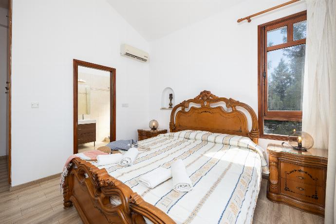 Double bedroom with en suite bathroom, A/C, and sea views . - Villa Ariadne . (Galerie de photos) }}