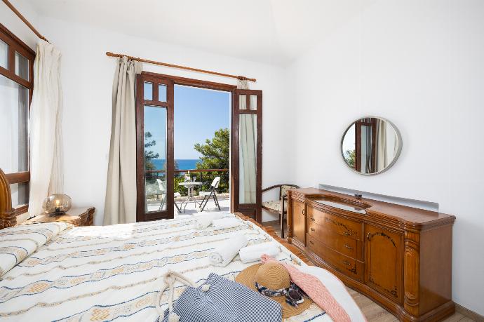 Double bedroom with en suite bathroom, A/C, and sea views . - Villa Ariadne . (Galerie de photos) }}