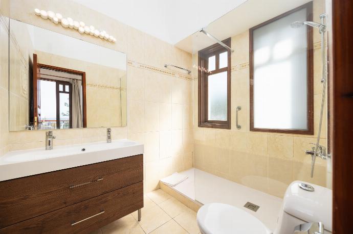 En suite bathroom with shower . - Villa Ariadne . (Galerie de photos) }}