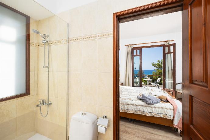 En suite bathroom with shower . - Villa Ariadne . (Galerie de photos) }}