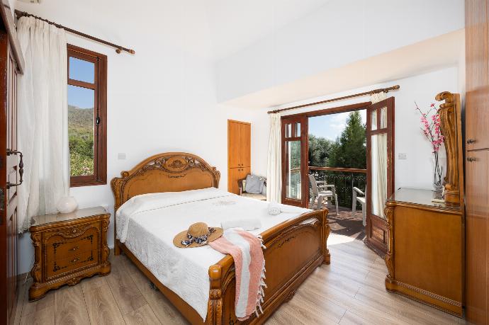 Double bedroom with en suite bathroom and A/C . - Villa Ariadne . (Galerie de photos) }}