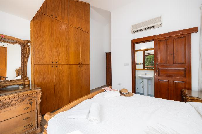 Double bedroom with en suite bathroom and A/C . - Villa Ariadne . (Galerie de photos) }}