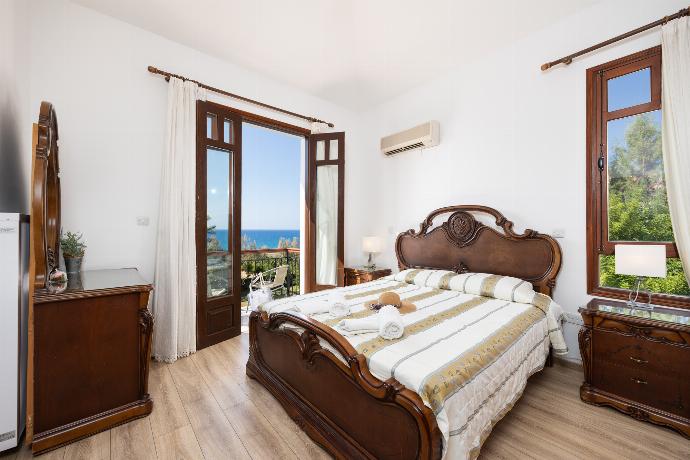 Double bedroom with en suite bathroom, A/C, and sea views . - Villa Ariadne . (Galerie de photos) }}