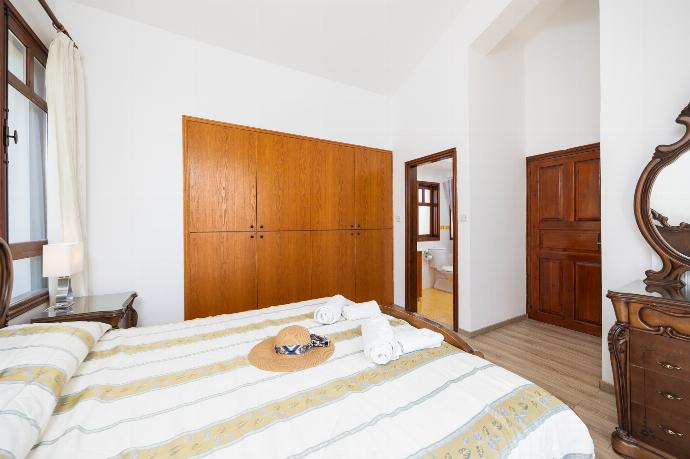 Double bedroom with en suite bathroom, A/C, and sea views . - Villa Ariadne . (Galerie de photos) }}