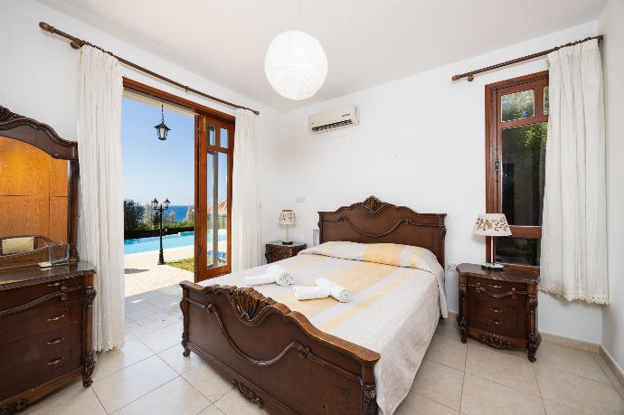 Double bedroom with en suite bathroom, A/C, and sea views . - Villa Ariadne . (Galerie de photos) }}