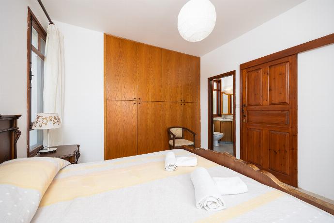 Double bedroom with en suite bathroom, A/C, and sea views . - Villa Ariadne . (Galerie de photos) }}