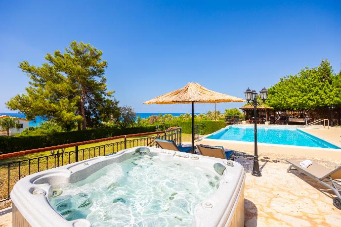 Jacuzzi . - Villa Ariadne . (Galerie de photos) }}