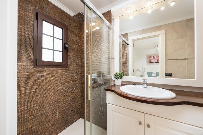 En suite bathroom with shower . - Villa Santana . (Photo Gallery) }}