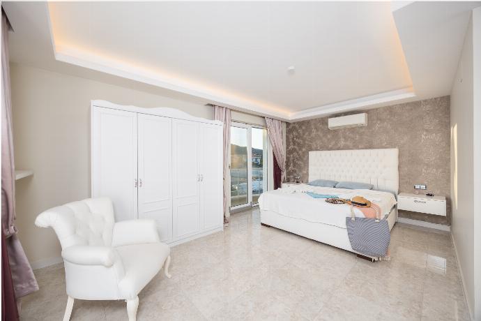 Double bedroom with en suite bathroom and A/C . - Villa Nirvana . (Galerie de photos) }}