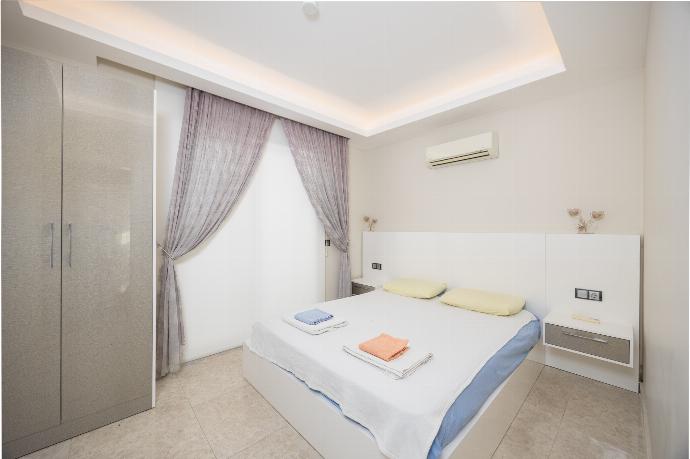 Double bedroom with A/C . - Villa Nirvana . (Galerie de photos) }}