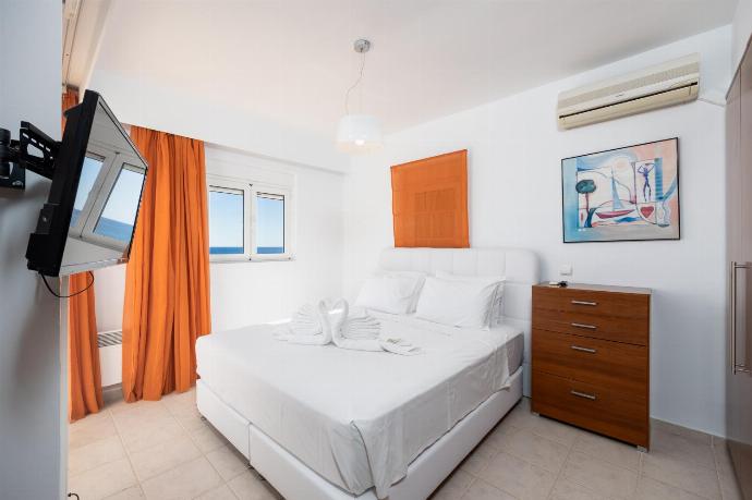 Double bedroom with en suite bathroom, A/C, TV, and sea views . - Villa Mediterranean Blue . (Photo Gallery) }}