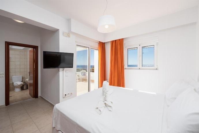 Double bedroom with en suite bathroom, A/C, TV, and sea views . - Villa Mediterranean Blue . (Photo Gallery) }}